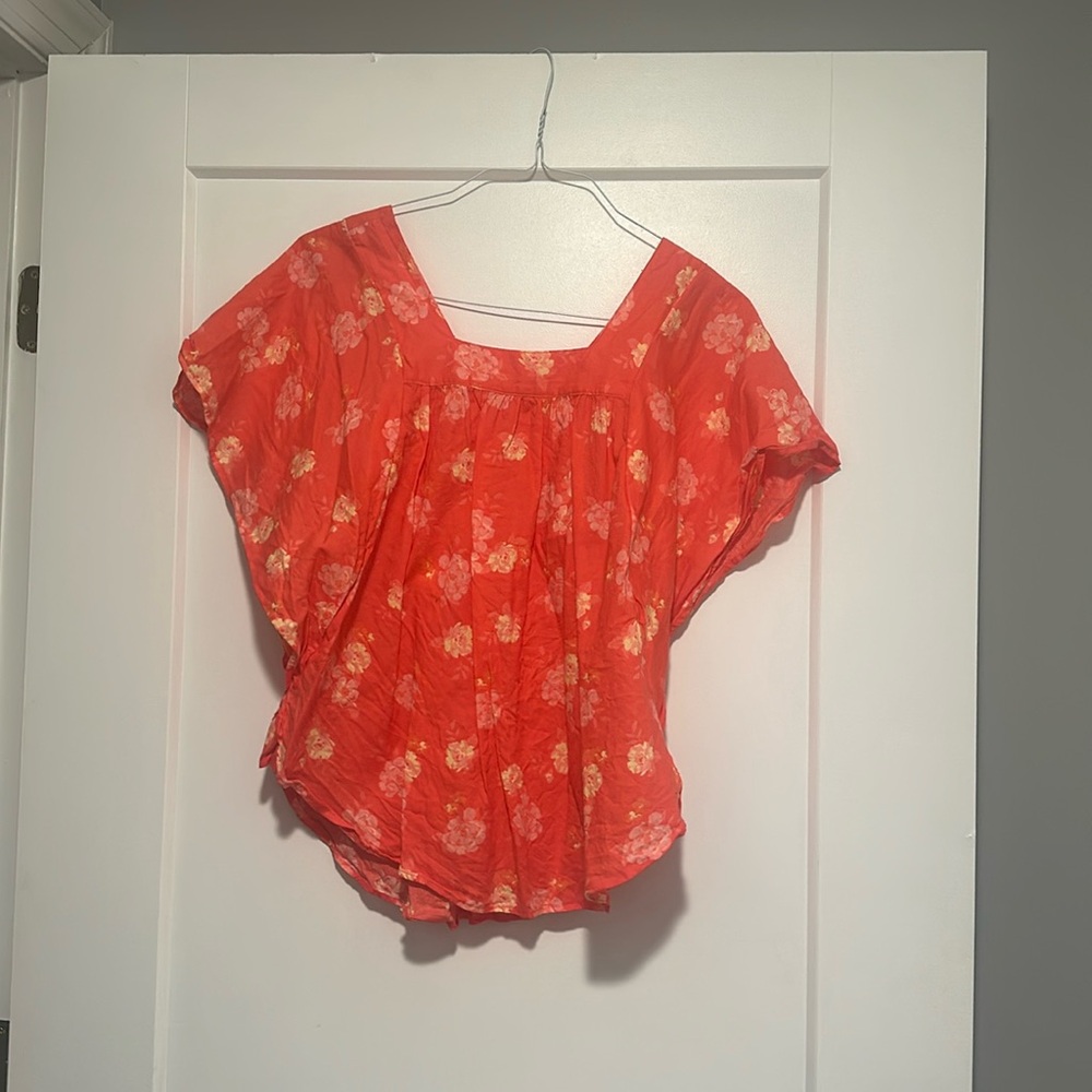 Women’s flowy top floral design
